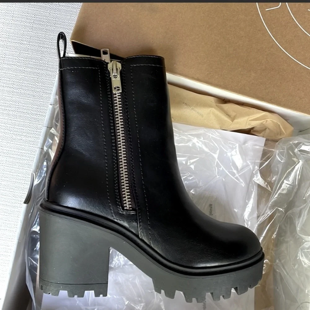 Urban Outfitters Black Heeled Zipper Boots size 8M - Picture 1 of 7